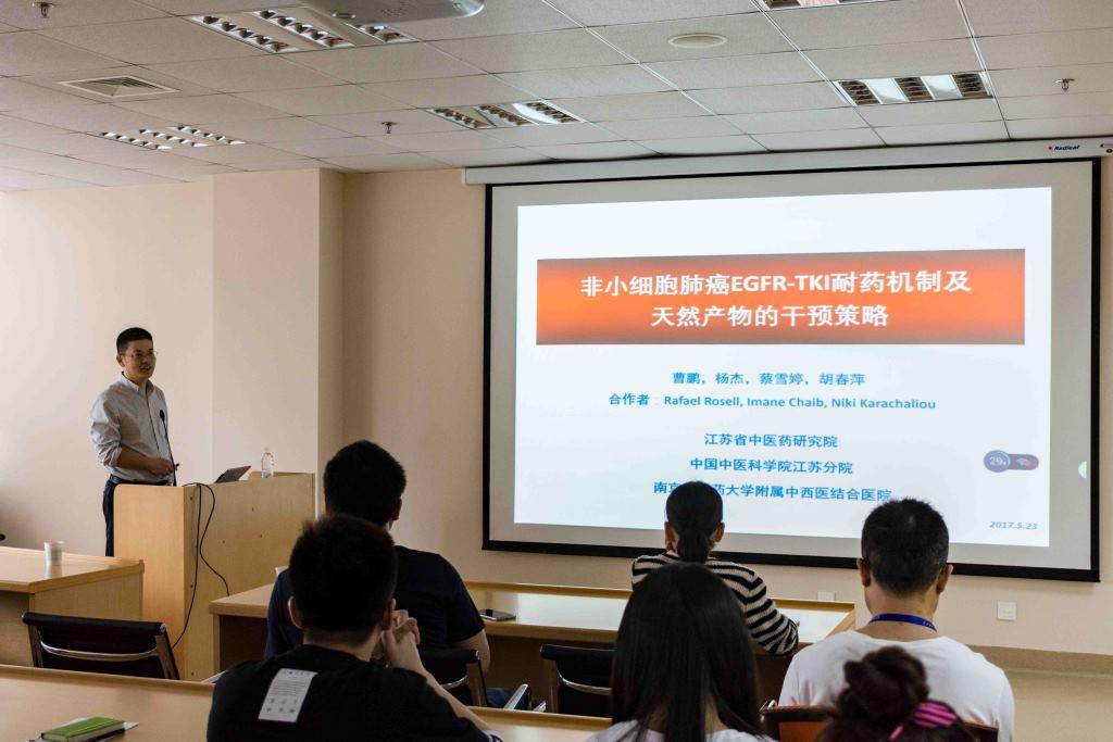 江苏省中医药研究院曹鹏研究员来女同av开展学术交流